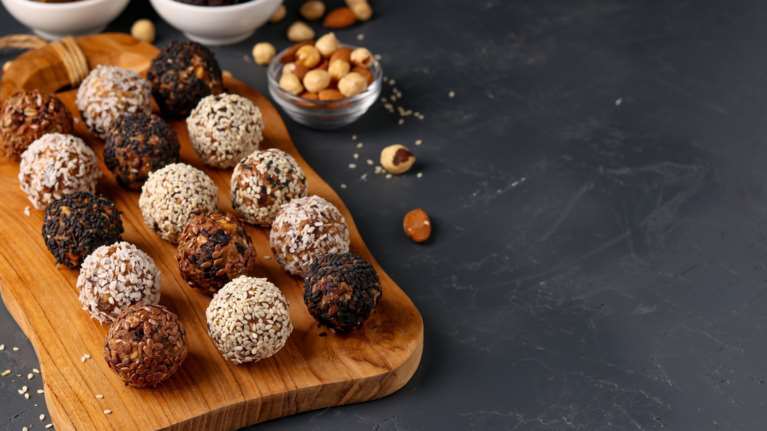 Συνταγή: Πανεύκολα και υγιεινά τρουφάκια σοκολάτας με 3 μόνο υλικά