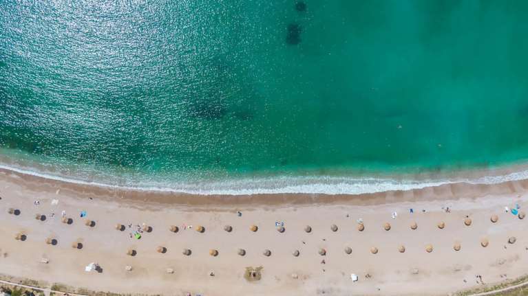 Έτοιμη για το καλοκαίρι η παραλία της Γλυφάδας: Με νέες ομπρέλες και φρέσκια άμμο θα υποδεχτεί τους Αθηναίους [Εικόνες]