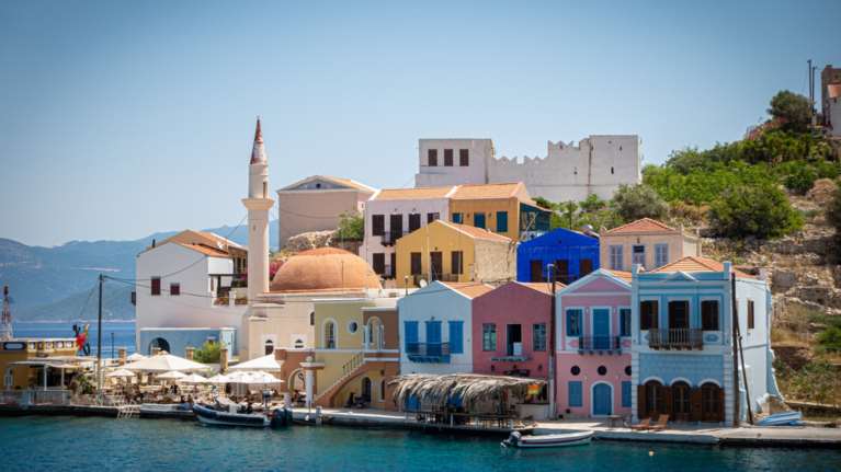 Δύο σπίτια στο Καστελλόριζο που παίρνουν αποστάσεις από τουριστικά στερεότυπα