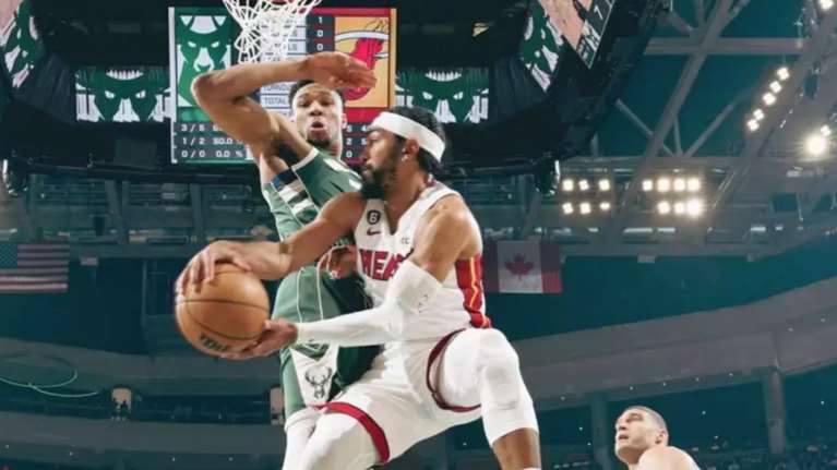 Οργισμένος ο Γιάννης μετά τον αποκλεισμό των Μιλγουόκι Μπακς: Τα έβαλε με δημοσιογράφο - &quot;Λάθος η ερώτησή σου&quot; [βίντεο]