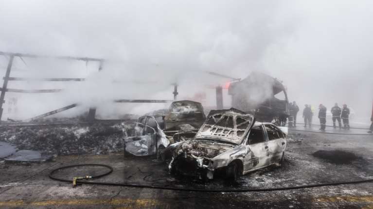 Εγνατία οδός: &quot;Δεν έκανα όπισθεν στα διόδια&quot;, λέει ο 34χρονος οδηγός που πρόλαβε να σωθεί πριν καεί στο ΙΧ του [βίντεο]