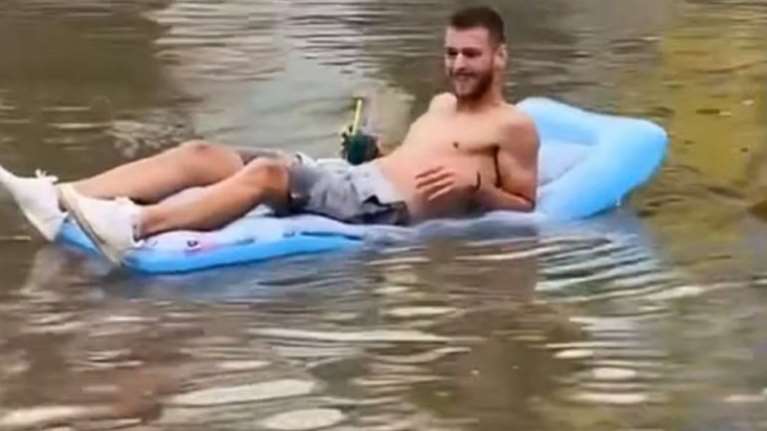 Κατερίνη: Απίστευτο - Βγήκε με φουσκωτό στρώμα θαλάσσης και καφέ σε πλημμυρισμένο δρόμο