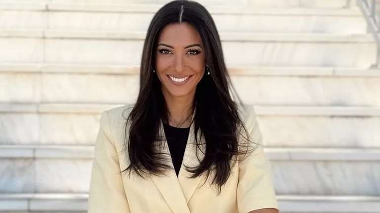 Η Ευγενία Σαμαρά φοράει το γιλέκο που κάνει κάθε τζιν να δείχνει ακριβότερο — θα ανυπομονείς να το δοκιμάσεις