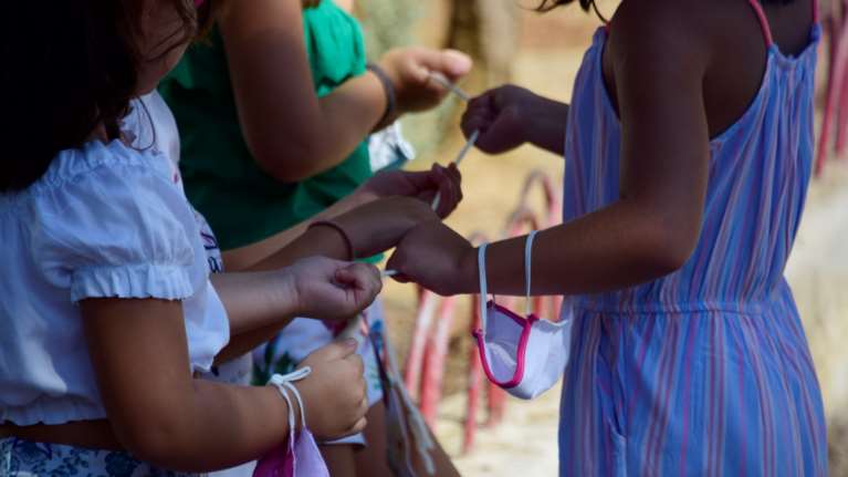Αλαλούμ με τις μάσκες στα σχολεία: Το Ελεγκτικό Συνέδριο ανέβαλε για ελλιπή δικαιολογητικά τον διαγωνισμό
