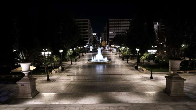 Αδιανόητες σκηνές στην πλατεία Συντάγματος: Ανήλικοι ξυλοκόπησαν άνδρα μερικά μέτρα από τη Βουλή