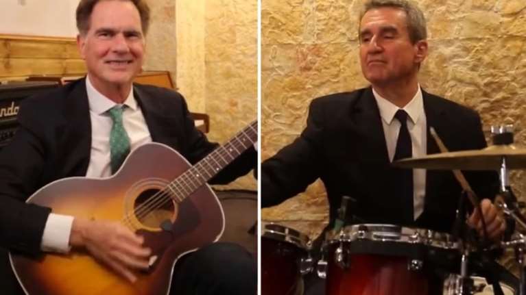 Ανδρέας Λοβέρδος και Νίκος Παπανδρέου λένε τα κάλαντα με... ντραμς και κιθάρα [βίντεο]
