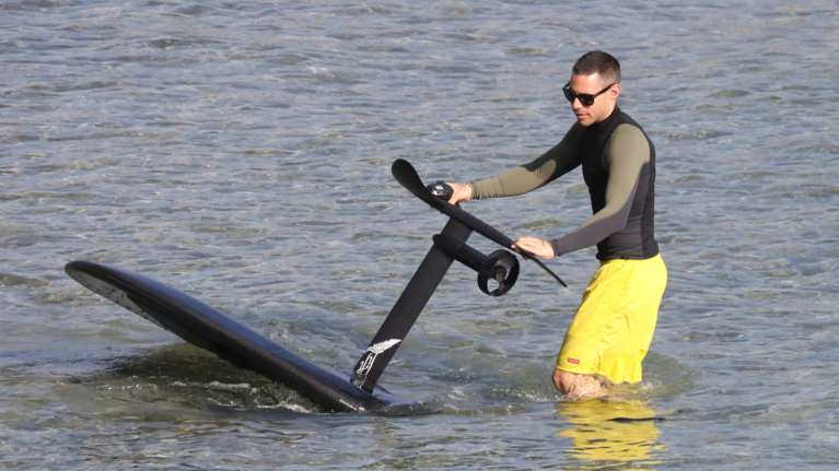 Πάρις Κασιδόκωστας- Λάτσης: Το νέο, πρωτότυπο σπορ παραλίας που κάνει στη Βουλιαγμένη [Εικόνες]