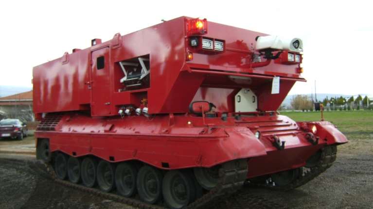 Στη Ρόδο το άρμα μάχης που μετατράπηκε σε θηριώδες πυροσβεστικό: Ρίχνει 15.000 λίτρα νερό ενώ αντέχει και σε ναρκοπέδιο