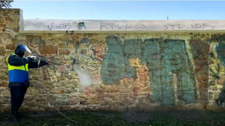 Αντι-γκράφιτι παρέμβαση στην Ερμού από τον Δήμο Αθηναίων: Kαθαρίζουμε συνθήματα και μπογιές, κρατάμε τα έργα της street art