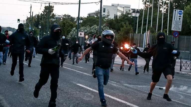 Τέσσερις Ελληνες και ένας Ιταλός συνελήφθησαν για τα χθεσινά επεισόδια στην αμερικανική πρεσβεία