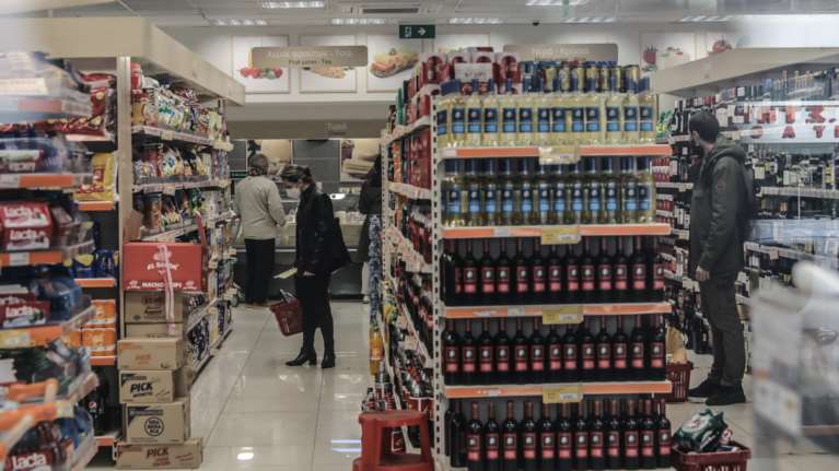 ΙΟΒΕ για την ελληνική οικονομία: Ανάπτυξη 3,5-4% με πληθωρισμό 9-9,6% και ανεργία 12-12,4%