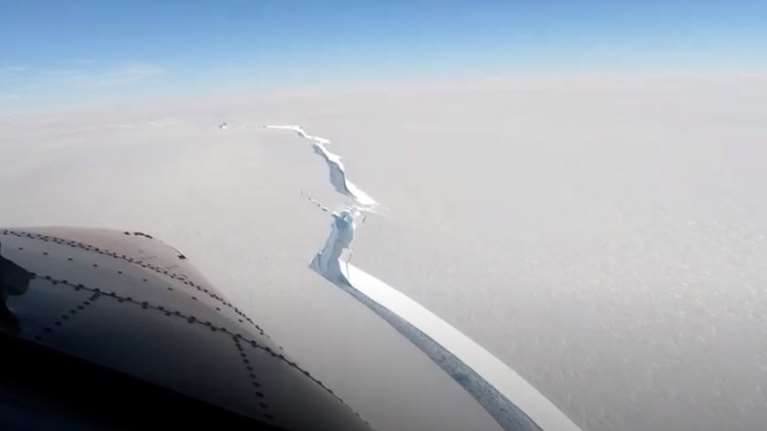 Σοκαριστικό: Παγόβουνο στο μέγεθος του Λονδίνου αποσπάστηκε από την Ανταρκτική [Βίντεο]