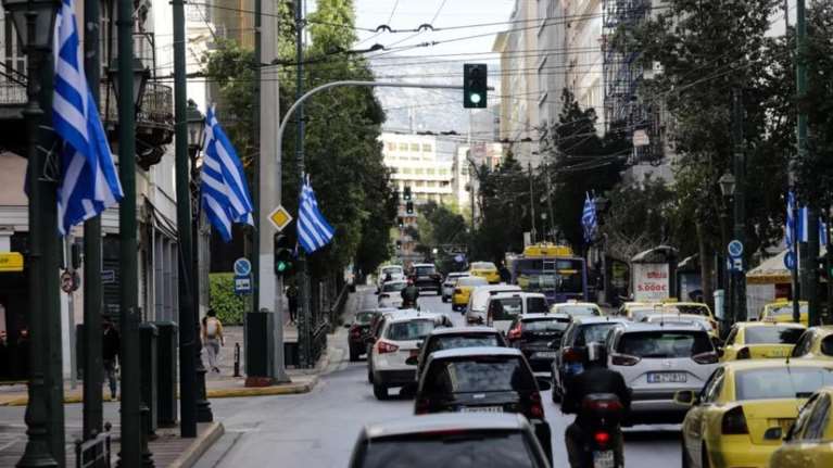 Εγινε και αυτό: Εκλεψαν τον σημαιοστολισμό της 28ης Οκτωβρίου στον δήμο Μοσχάτου-Ταύρου