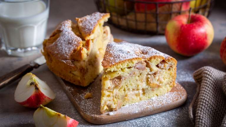 Συνταγή: Σούπερ αφράτο κέικ μήλου χωρίς αλεύρι και ζάχαρη, τέλειο για το φθινόπωρο