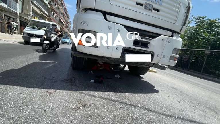 Θεσσαλονίκη: Πέθανε τελικά η 59χρονη που το μηχανάκι της καρφώθηκε κάτω από φορτηγό
