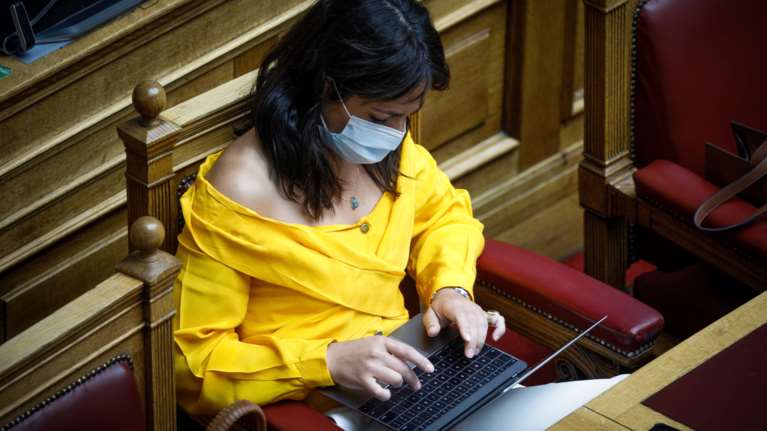 Το παρασκήνιο της μάχης στη Βουλή σε εικόνες - Πώς &quot;έπιασε&quot; η κάμερα Μητσοτάκη, Τσίπρα και κορυφαία στελέχη