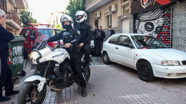 Ληστεία στο Μενίδι: Την έσερνε για να της αρπάξει την τσάντα - Στο νοσοκομείο η γυναίκα με τραύματα στο σώμα