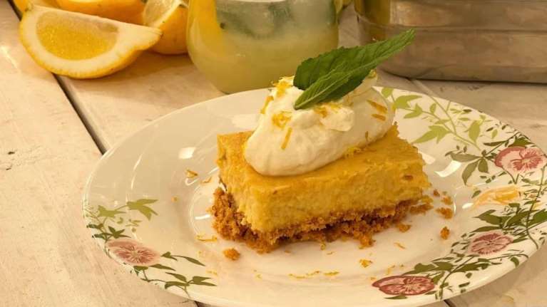 Δροσερή και ελαφριά λεμονόπιτα που συνδυάζεται τέλεια με παγωτό