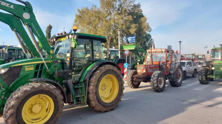 Αγροτικά μπλόκα: Πού παραμένουν τα τρακτέρ - Αποσύρονται από τους παραδρόμους - "Κίνηση καλής θέλησης"