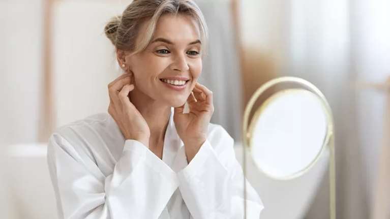 Θέλεις να μείνεις νέα; Έρευνα αποκαλύπτει το τρίπτυχο που επιβραδύνει τη γήρανση στο σώμα μας!