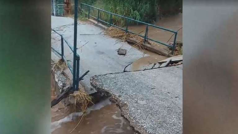 Κακοκαιρία: Παρέλυσε η Σκύρος, κατέρρευσαν τέσσερις γέφυρες - Πότε υποχωρούν τα έντονα καιρικά φαινόμενα [Βίντεο]