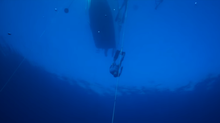 Παγκόσμιο ρεκόρ στην Καλαμάτα: Καταδύθηκε στα 112 μέτρα με μία ανάσα! [Βίντεο]