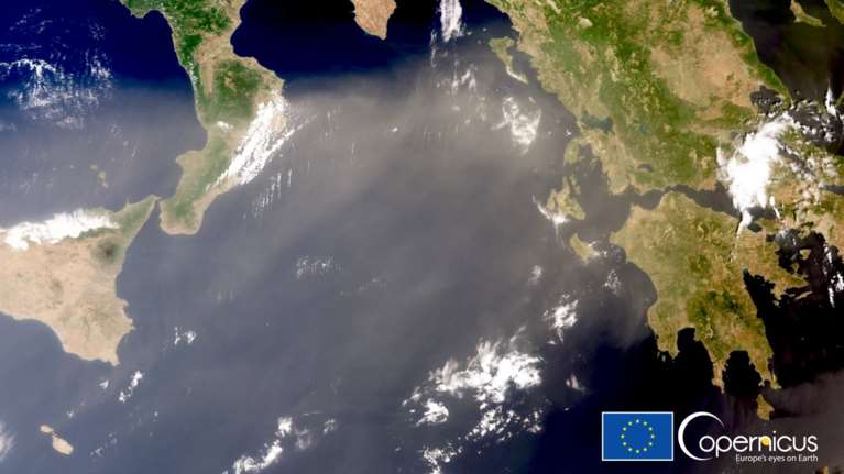 Copernicus: Το πέρασμα της αφρικανικής σκόνης από την Ιταλία στην Ελλάδα από δορυφόρο [Εικόνα]