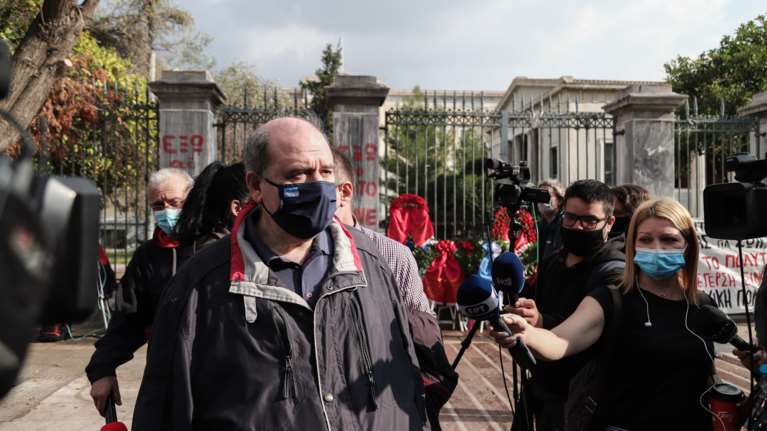 Επίθεση Φίλη για τις εικόνες με στρατιωτικά και θρησκευτικά σύμβολα στη Βουλή - Στυγνή προσβολή της Δημοκρατίας