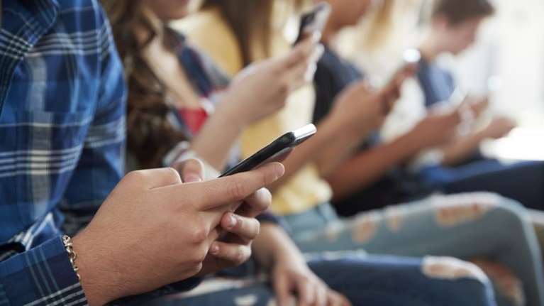 Social Media: Τη Δευτέρα το σχέδιο για την αντιμετώπιση του εθισμού των ανηλίκων - Οι 3 άξονες και το μεγάλο στοίχημα