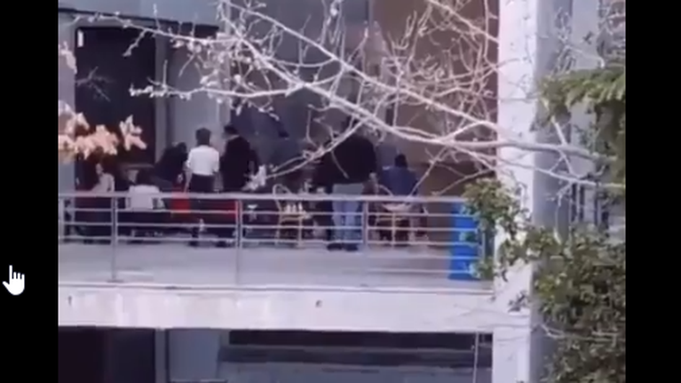 Οργή Χαρδαλιά: Δεν είναι εργαζόμενοι της Πολιτικής Προστασίας στο κορονο-πάρτι της Τσικνοπέμπτης