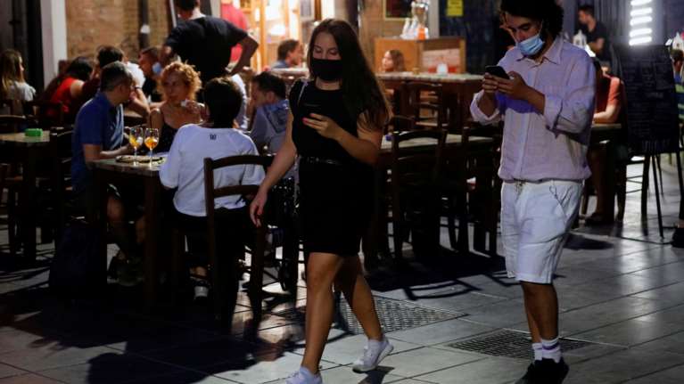 Κορονοϊός: Πέφτει ο μέσος όρος στην Ιταλία - Στα 35 έτη τα κρούσματα της τελευταίας εβδομάδας