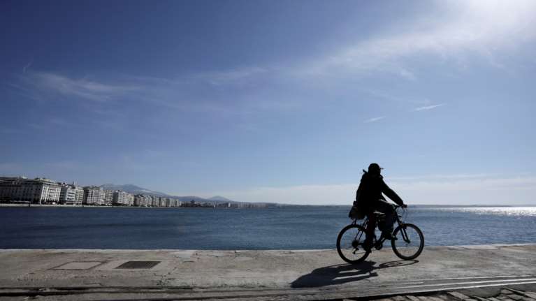 Ανοιξιάτικος καιρός με τη θερμοκρασία στους 19 βαθμούς Κελσίου