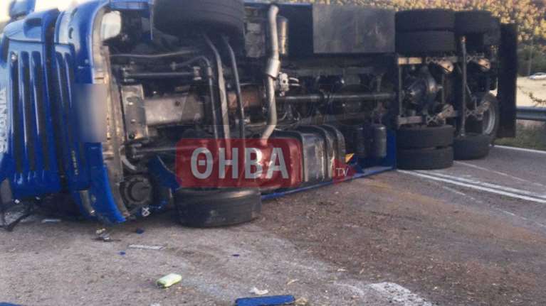 Θανατηφόρο τροχαίο στα Βίλια: Τούμπαρε νταλίκα με ζώα, νεκρός ο οδηγός [εικόνες]