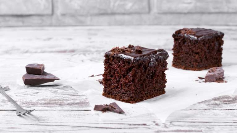 Το ονειρικά ζουμερό σοκολατένιο κέικ χωρίς αυγά και χωρίς βούτυρο είναι η συνταγή από την Αργυρώ που θα κολλήσεις στο ψυγείο