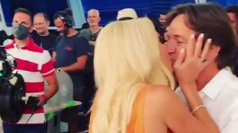 Love is in the air: Η Ελένη Μενεγάκη στην αγκαλιά του Μάκη Παντζόπουλου με θέα την πανσέληνο [Εικόνες]