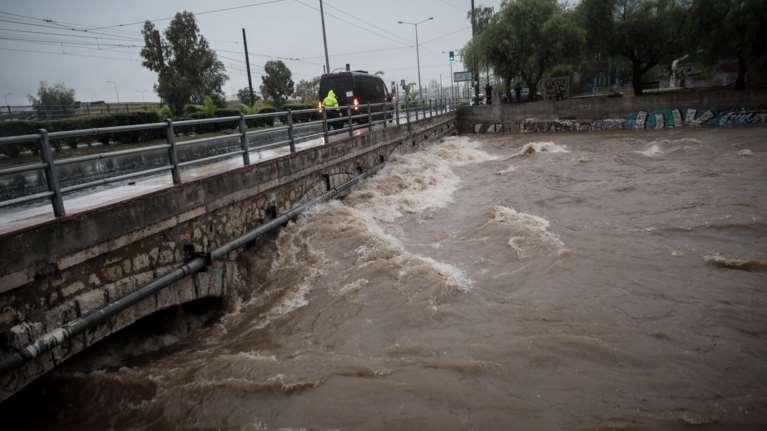 Κακοκαιρία &quot;Μπάλλος&quot;: Συναγερμός στο Μοσχάτο - Κίνδυνος υπερχείλισης του Ιλισσού [Εικόνες][