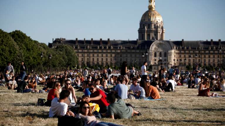 &quot;Επιτέλους, είμαστε ελεύθεροι!&quot;: Οι κάτοικοι του Παρισιού επισκέφθηκαν και πάλι πάρκα και δημόσιους κήπους