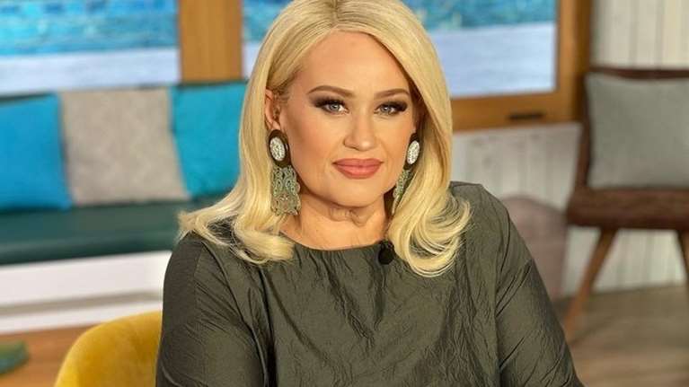 H Άση Μπήλιου φόρεσε το σατέν κιμονό με τον πιο cool τρόπο - θηλυκό και stylish