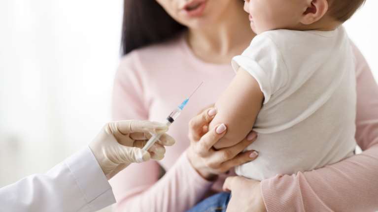Κορονοϊός: Πράσινο φως του ΕΜΑ για εμβολιασμό και σε μωρά από 6 μηνών - Οι παρενέργειες