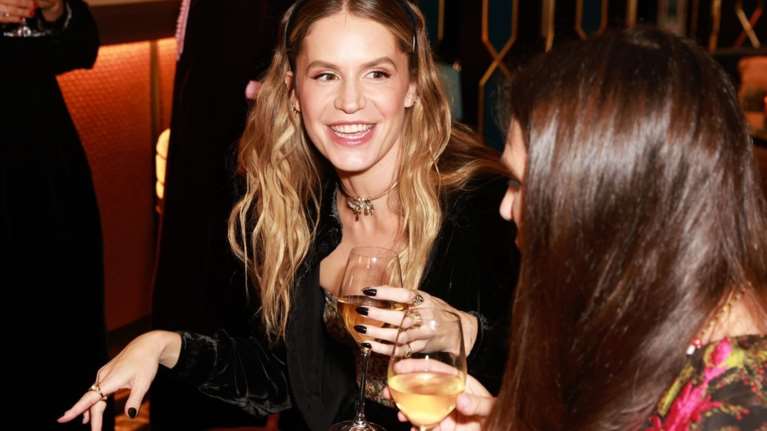 Ευγενία Νιάρχου: Διακοπές στα ελληνικά νησιά με καλούς της φίλους - Το γεύμα που πρόδωσε την τοποθεσία της