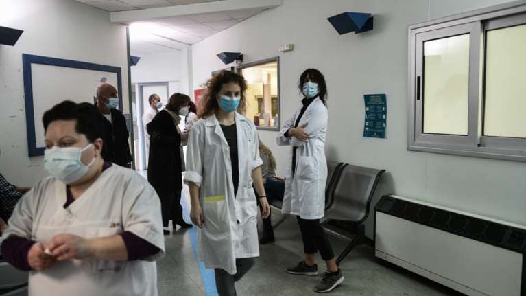 Χανιά: Δεν οφείλονται σε παρενέργειες του εμβολίου της Pfizer τα συμπτώματα στη νοσηλεύτρια