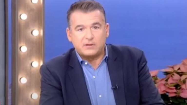 Γιώργος Λιάγκας: Οι νέες εικόνες από τις διακοπές με τους γιους του στην Τήνο - Με αξύριστο λουκ