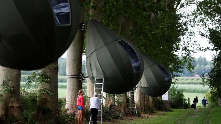 Εναλλακτικές διακοπές λόγω  κορονοϊού σε σκηνές που κρέμονται από δέντρα!