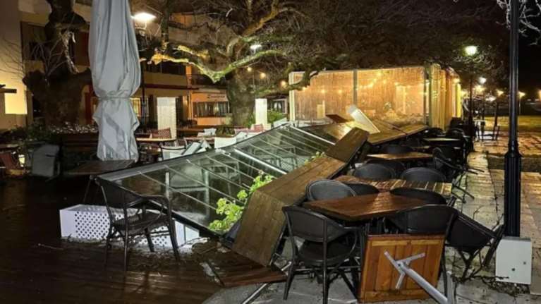 Σάρωσε τη Ναύπακτο η κακοκαιρία: Ζημιές από ισχυρούς ανέμους και χαλάζι [εικόνες - βίντεο]
