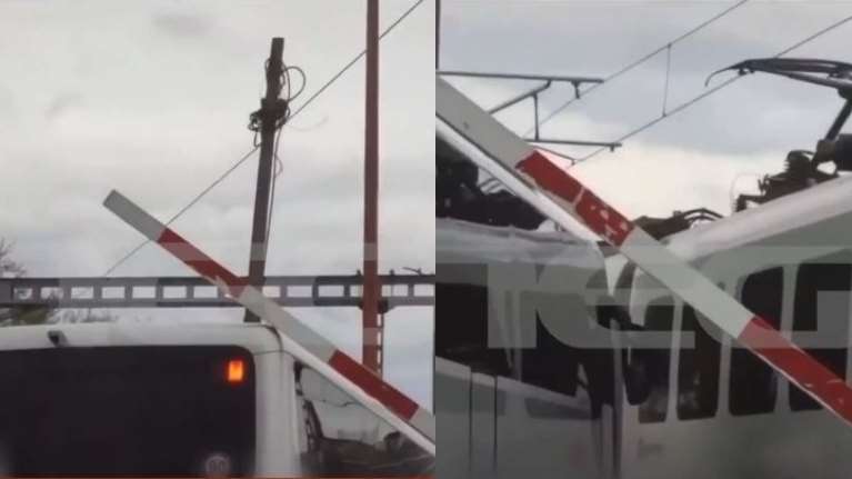 Αθήνα: Από θαύμα δεν υπήρξε τραγωδία- Πούλμαν εγκλωβίστηκε στη μπάρα διάβασης τρένων- Πέρασε ξυστά ο Προαστιακός