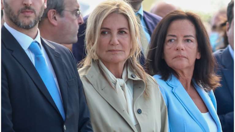 Μαρέβα Μητσοτάκη: Με τζάκετ - καπαρντίνα, oversized λευκή παντελόνα και nude πέδιλα σε πρωινή εμφάνιση