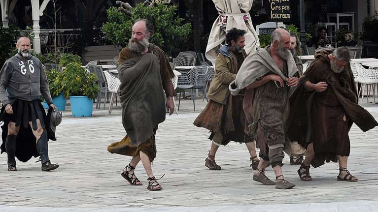 Οδύσσεια: Σουρεαλιστικές σκηνές με αρχαίους Ελληνες και Τρώες στην καθημερινότητα της Μεθώνης [Εικόνες]