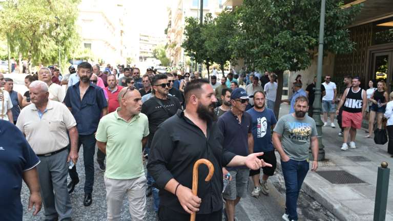 Διαμαρτυρία κτηνοτρόφων κοντά στο Μέγαρο Μαξίμου: Ζητούν από την κυβέρνηση να δώσει λύση στα προβλήματα του κλάδου