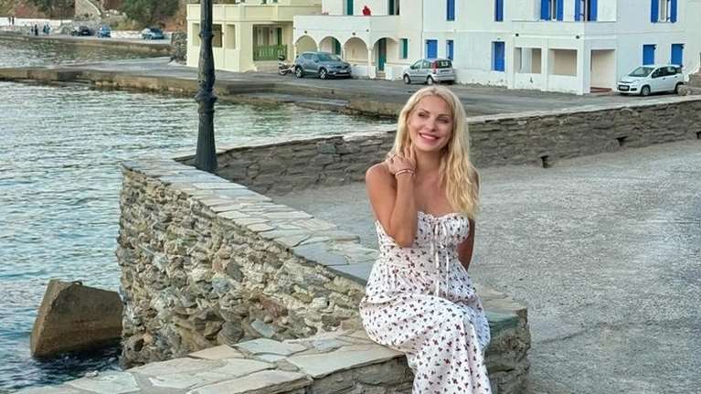 Ελένη Μενεγάκη: Σέξι εμφάνιση με μαύρο μπικίνι πάνω στο σκάφος