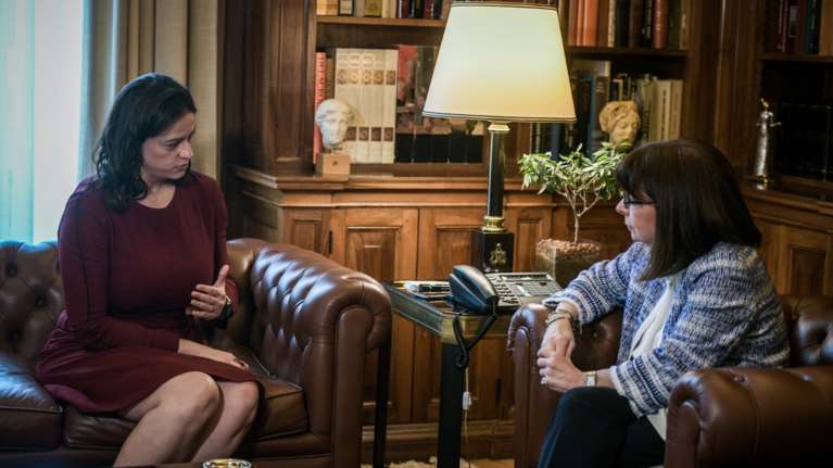 Συνάντηση Σακελλαροπούλου - Κεραμέως: Ο φυσικός χώρος της εκπαίδευσης είναι το σχολείο